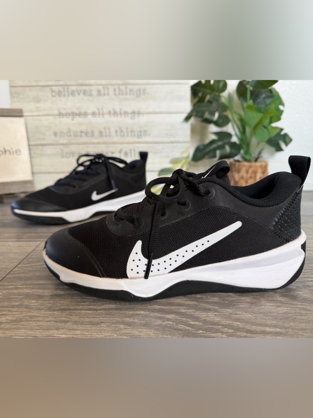 Nike Kids Omni Multicourt GS Low Top Sneakers in Black & White. Size 4.5y